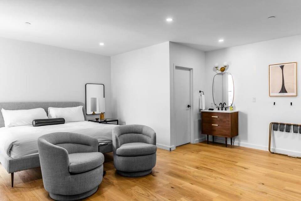 Historic DTWN Hotel, The Phenix, King Bed, Room # 303 Apartment in Bangor