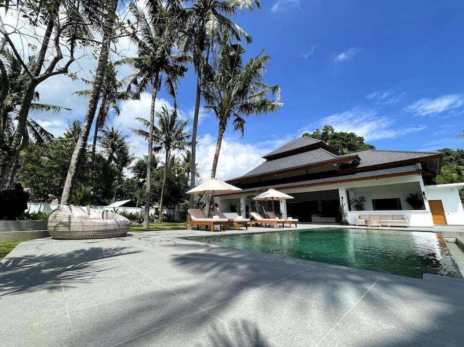 Property building, Day, Garden, Garden view, Pool view, Swimming pool, sunbed