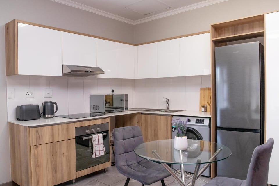 Secure 1 Bedroom Apartment in Midrand, Waterfall City - Lock Up and Go - Free WIFI and Parking - 8 Elizabeth Place Apartment in Sandton