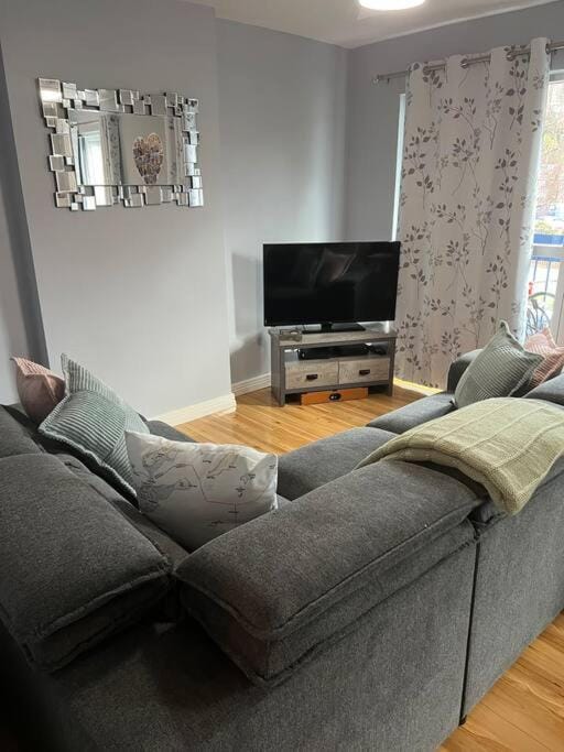 Walk to the city center! House in Londonderry