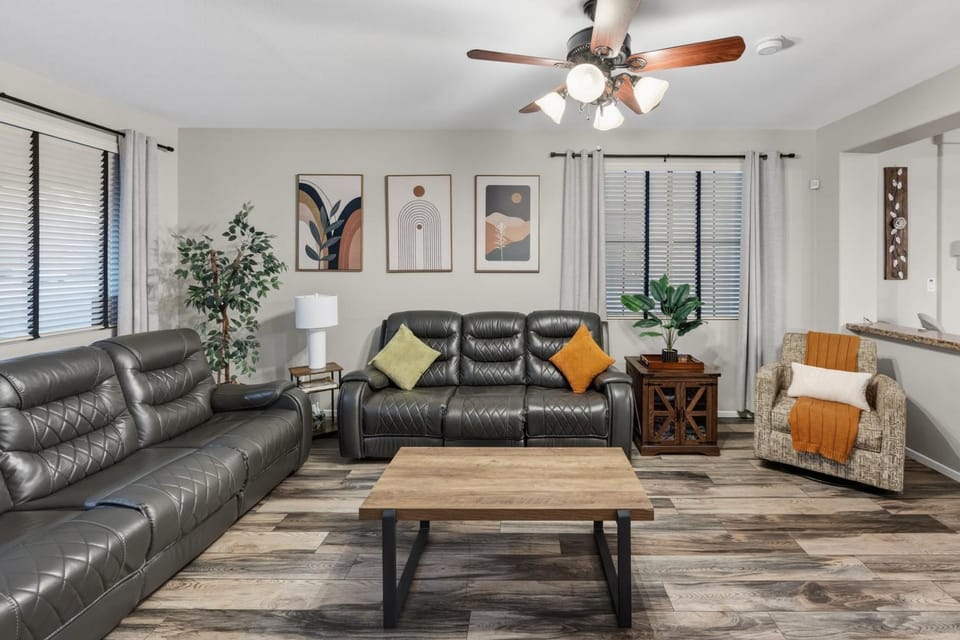 5BR 3BA Family friendly entire home w pool, spa, games, tvs, and more Villa in Henderson