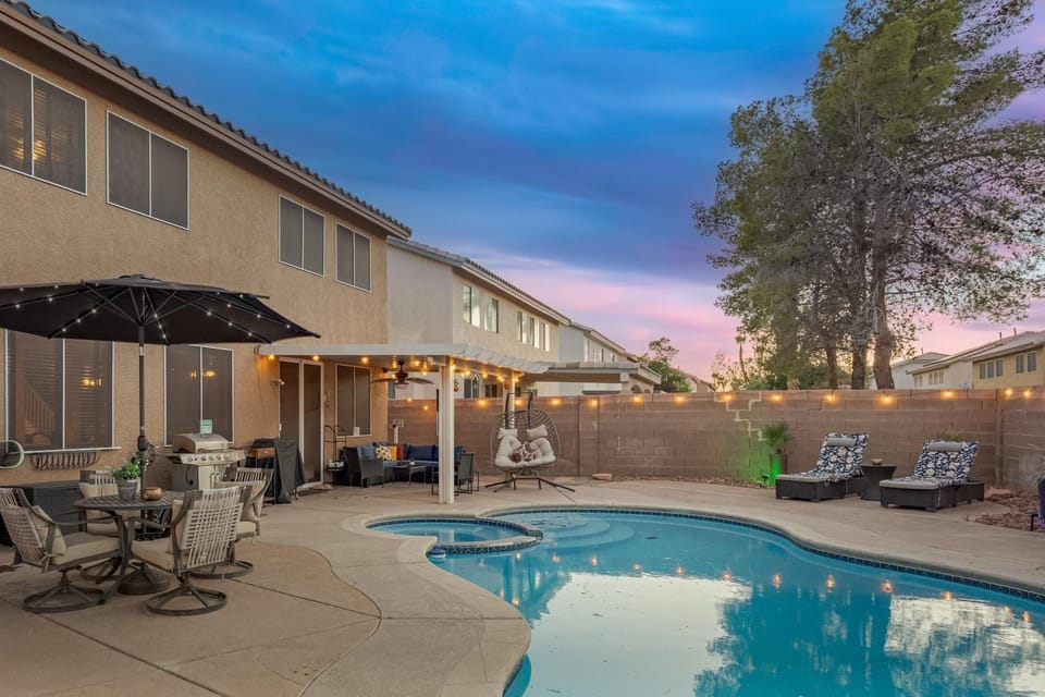 5BR 3BA Family friendly entire home w pool, spa, games, tvs, and more Villa in Henderson