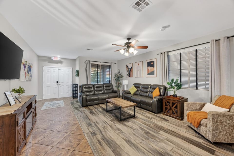 5BR 3BA Family friendly entire home w pool, spa, games, tvs, and more Villa in Henderson