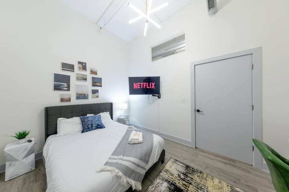 Bed, TV and multimedia, Photo of the whole room, Bedroom, air conditioner