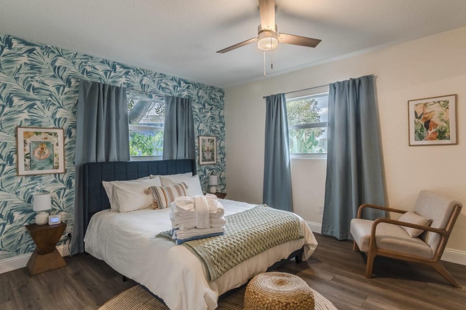 Bed, Photo of the whole room, Seating area, Bedroom