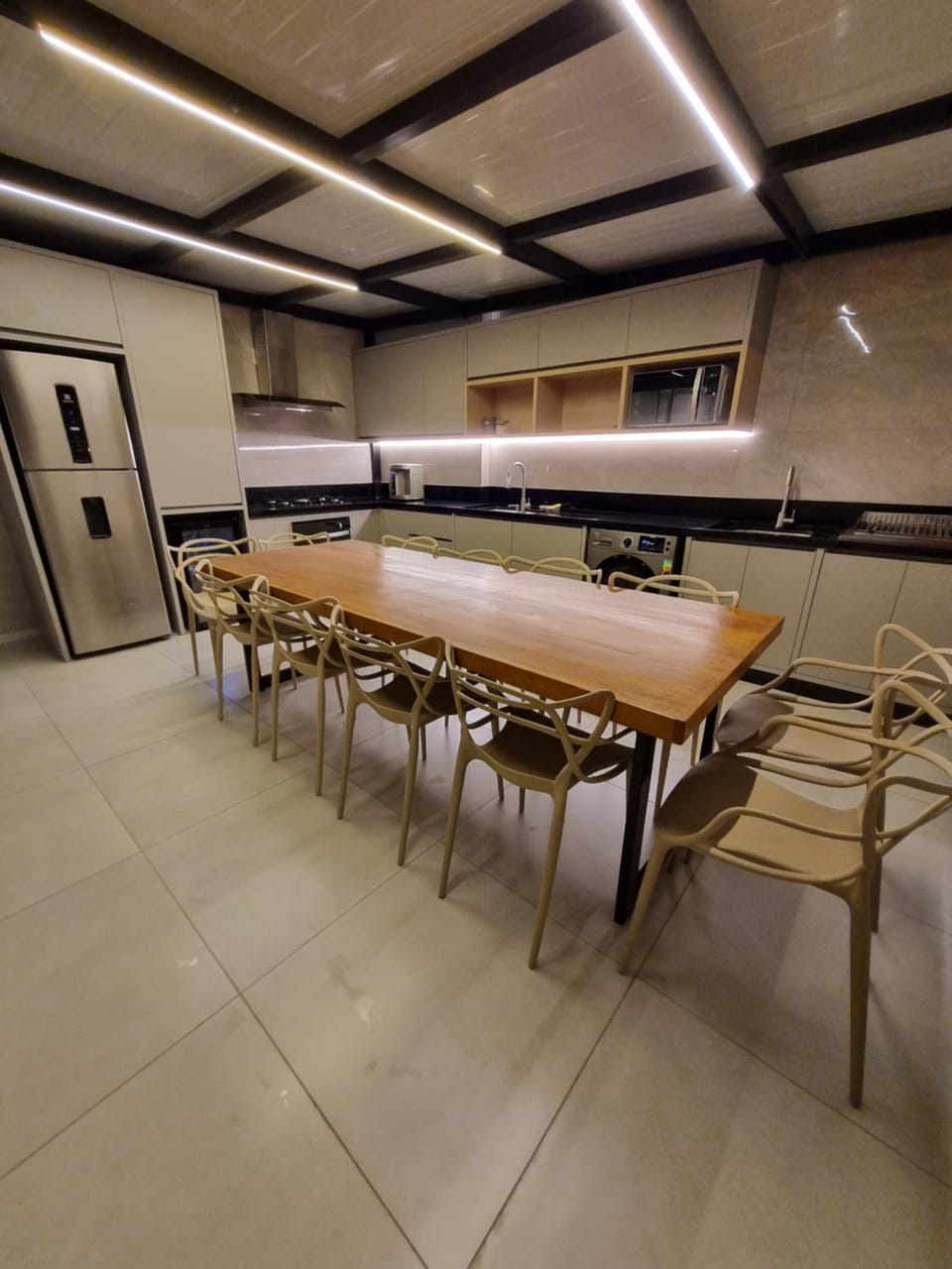 Kitchen or kitchenette, Dining area