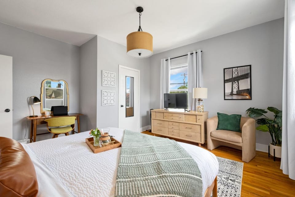 Bed, TV and multimedia, Photo of the whole room, Seating area, Bedroom