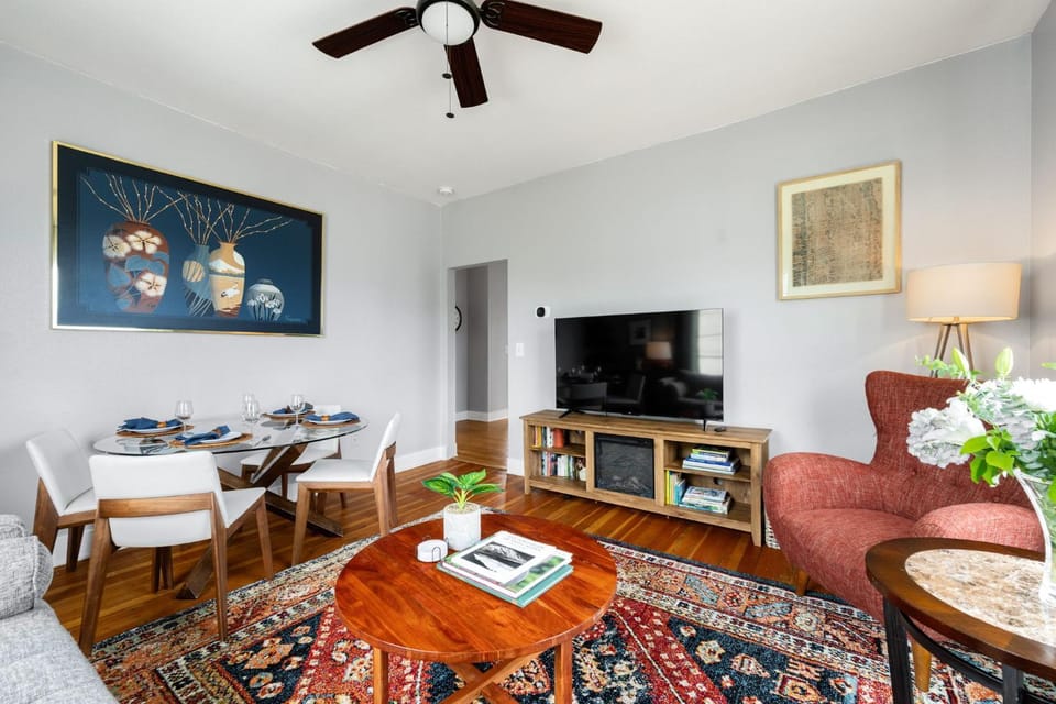 Communal lounge/ TV room, TV and multimedia, Living room, Seating area, Dining area, Evening entertainment, fireplace