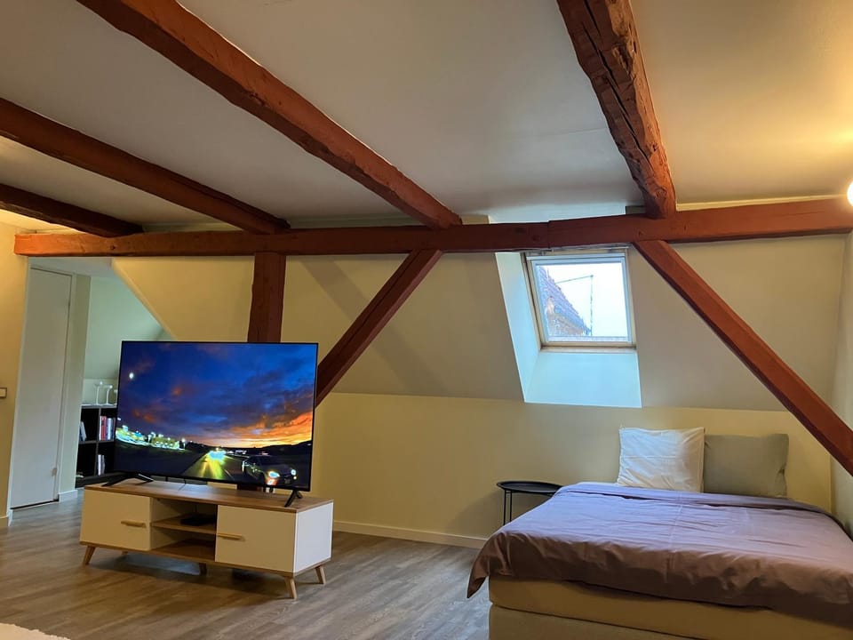 Bed, TV and multimedia, Evening entertainment, Bedroom
