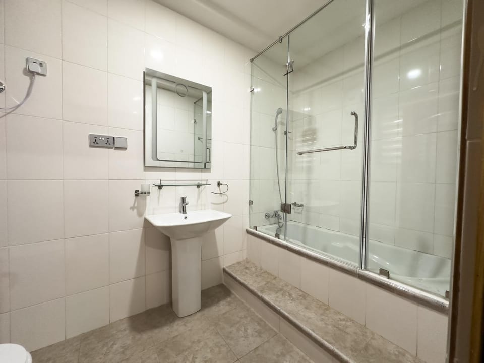 Shower, Toilet, Hot Tub, Bathroom, Bath, towels