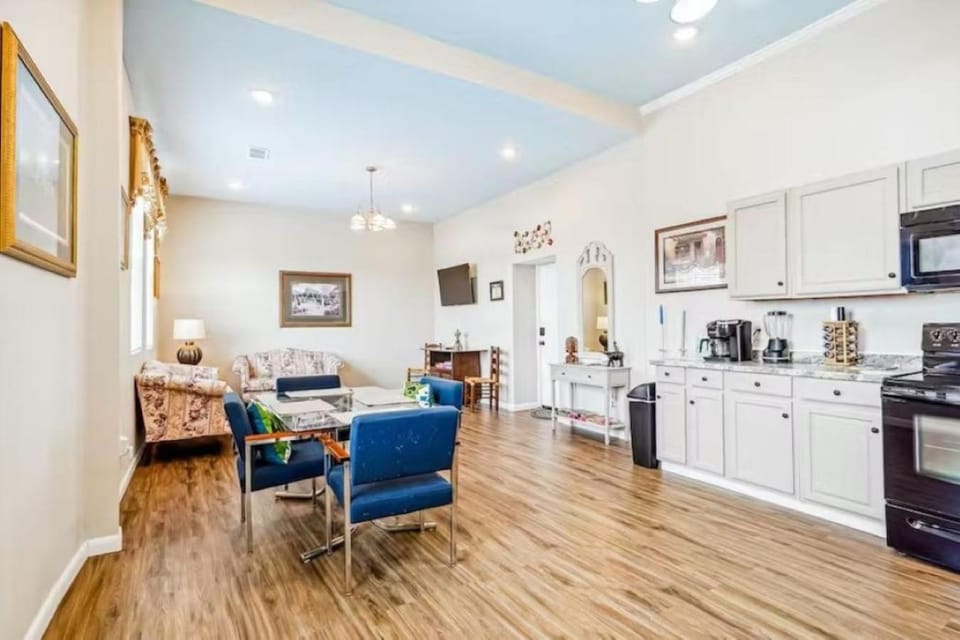 TV and multimedia, Coffee/tea facilities, Living room, Seating area, Dining area, stove