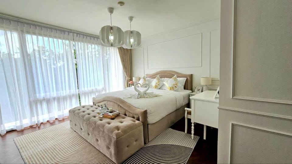 Bed, Bedroom, towels