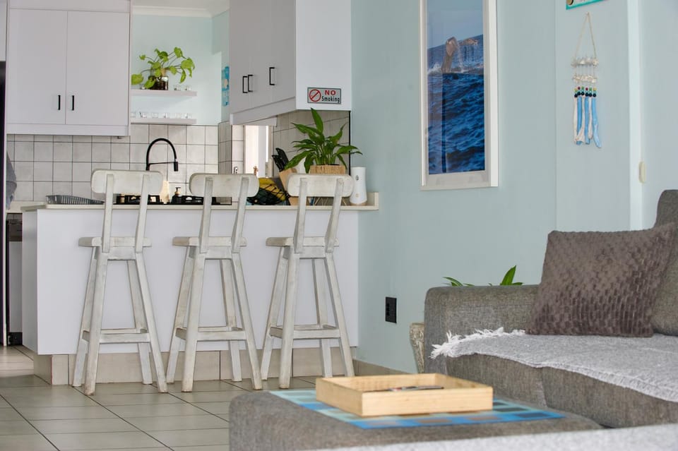Kitchen or kitchenette, Living room, Seating area, Dining area, stove