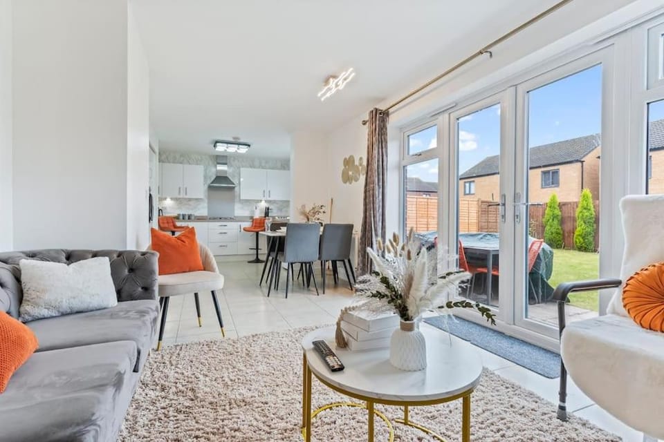 Kitchen or kitchenette, Living room, Seating area, Dining area