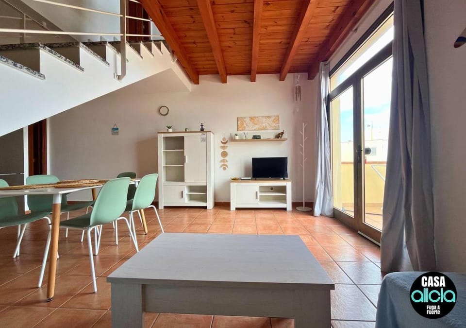 Communal lounge/ TV room, TV and multimedia, Living room, Seating area, Dining area, Evening entertainment