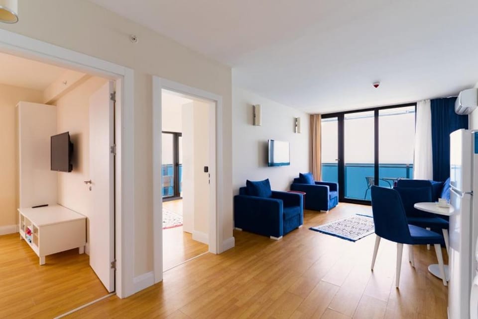 Communal lounge/ TV room, Bed, TV and multimedia, Living room, Photo of the whole room, Seating area, Evening entertainment, Bedroom