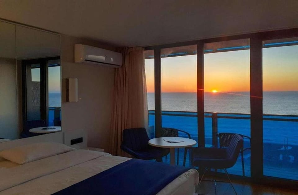 Bed, Natural landscape, View (from property/room), Balcony/Terrace, Living room, Photo of the whole room, Seating area, Dining area, Bedroom, Sea view, Sunrise, Sunset