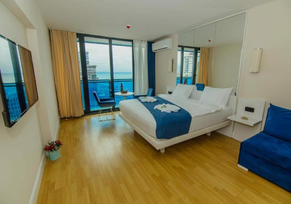 Bed, TV and multimedia, Living room, Photo of the whole room, Seating area, Bedroom, towels