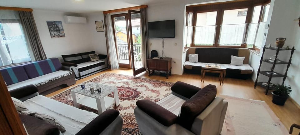 Bed, TV and multimedia, Living room, Seating area
