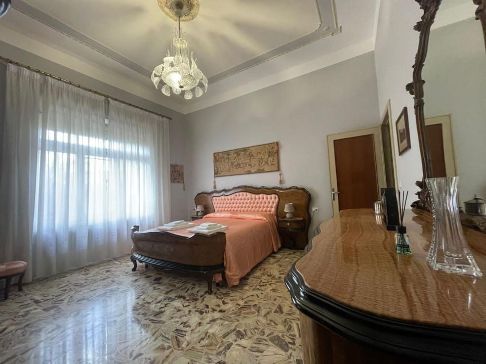 Bed, TV and multimedia, Photo of the whole room, Bedroom, wardrobe, air conditioner