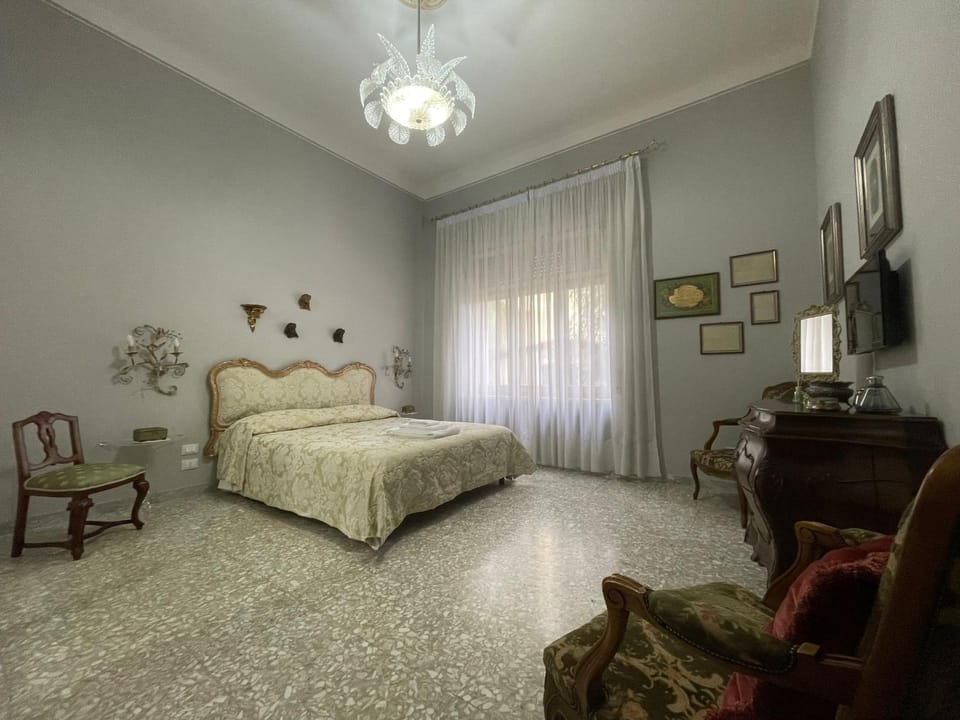 Bed, TV and multimedia, Photo of the whole room, Bedroom, wardrobe, air conditioner