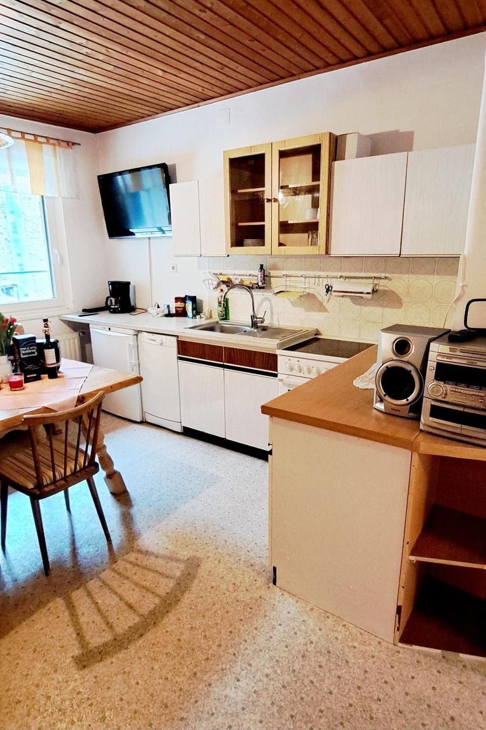 Kitchen or kitchenette, Dining area, dishwasher, pet friendly, stove, toaster