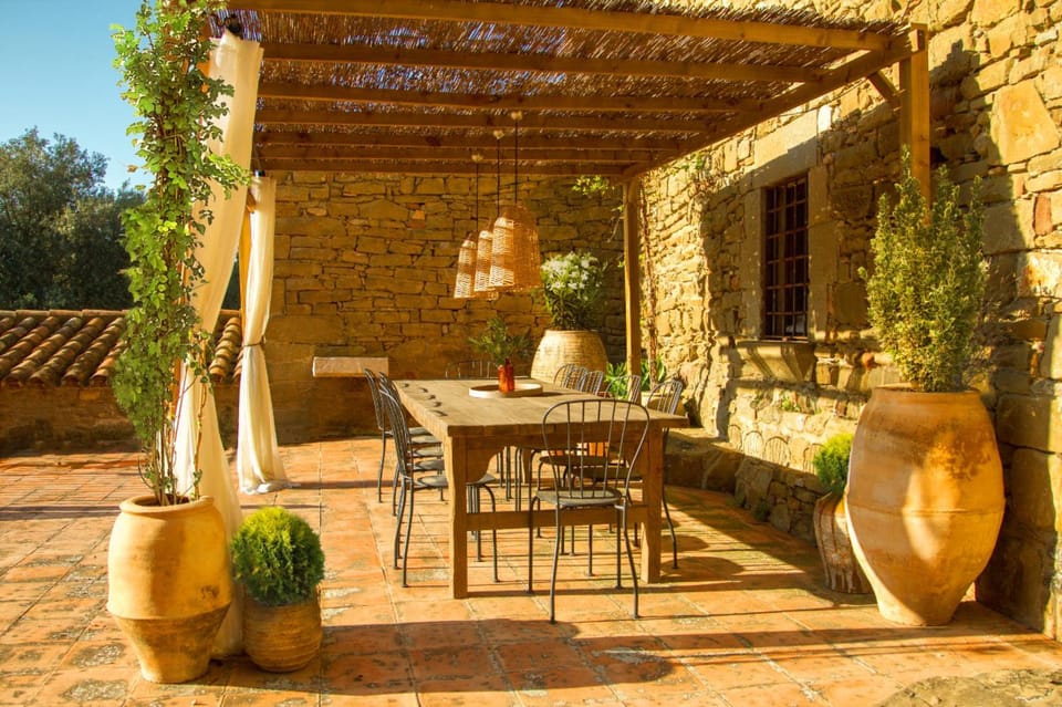 Patio, Balcony/Terrace, Dining area, Meals, Lunch, group of guests
