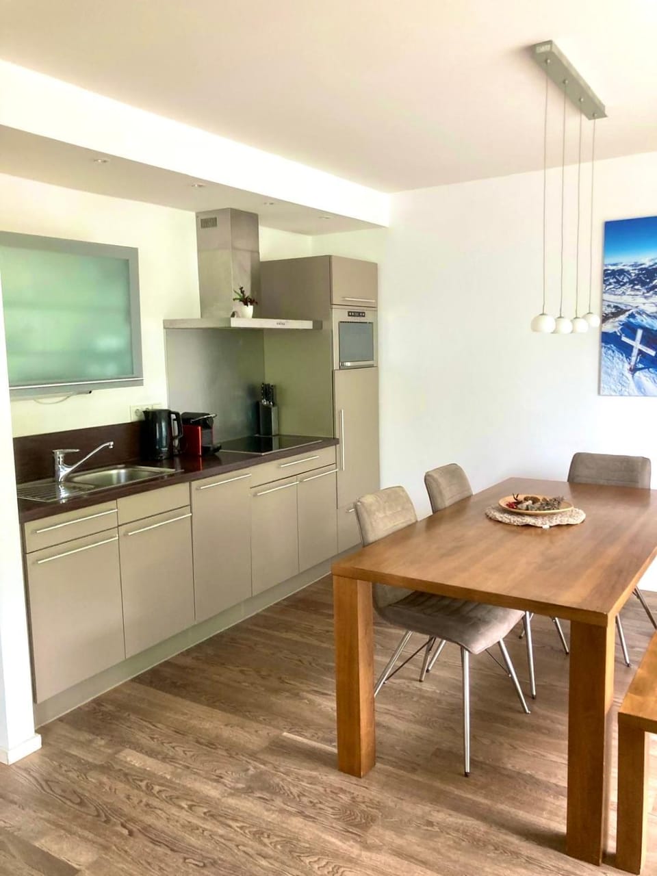 Kitchen or kitchenette, Living room, Seating area, Dining area, stove