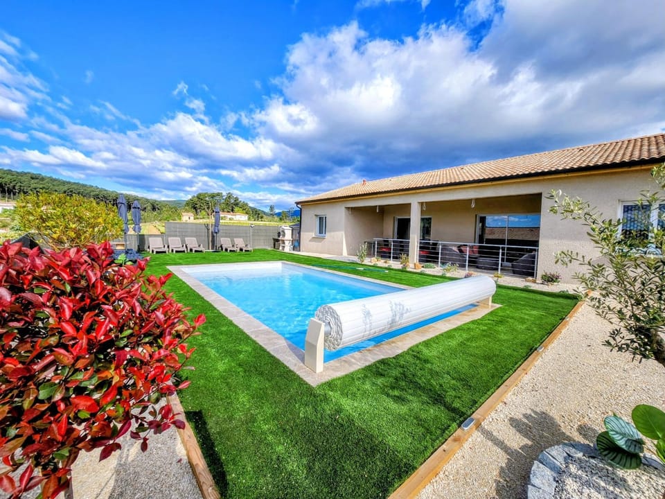 Property building, Patio, Natural landscape, Garden, Garden view, Mountain view, Pool view, Swimming pool, sunbed