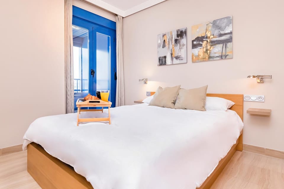 Photo of the whole room, Bedroom