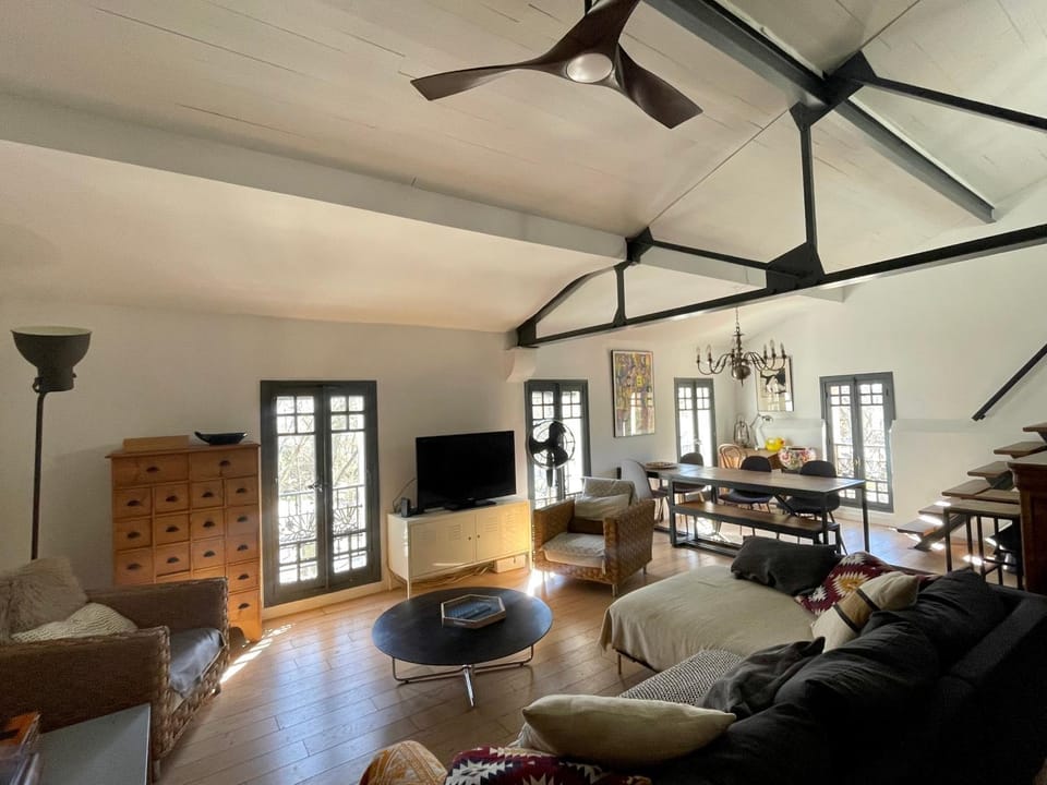 Loft climatisé de 120m2 Centre-Ville à côté de la Comédie Grande ou Petite Terrasse selon les mois Apartment in Montpellier