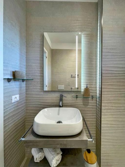 Shower, Bathroom, towels