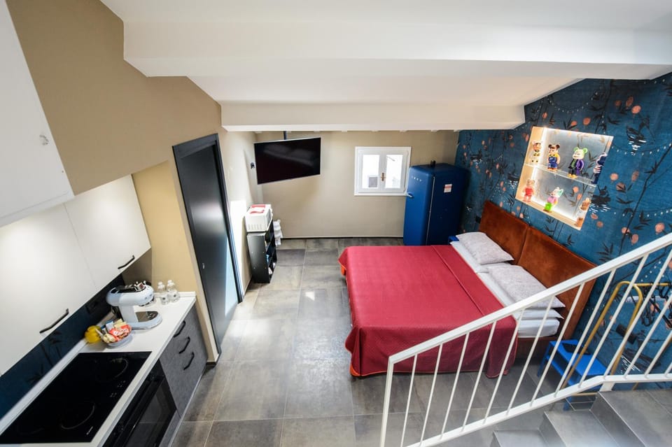 Bed, TV and multimedia, Kitchen or kitchenette, Seating area, Bedroom