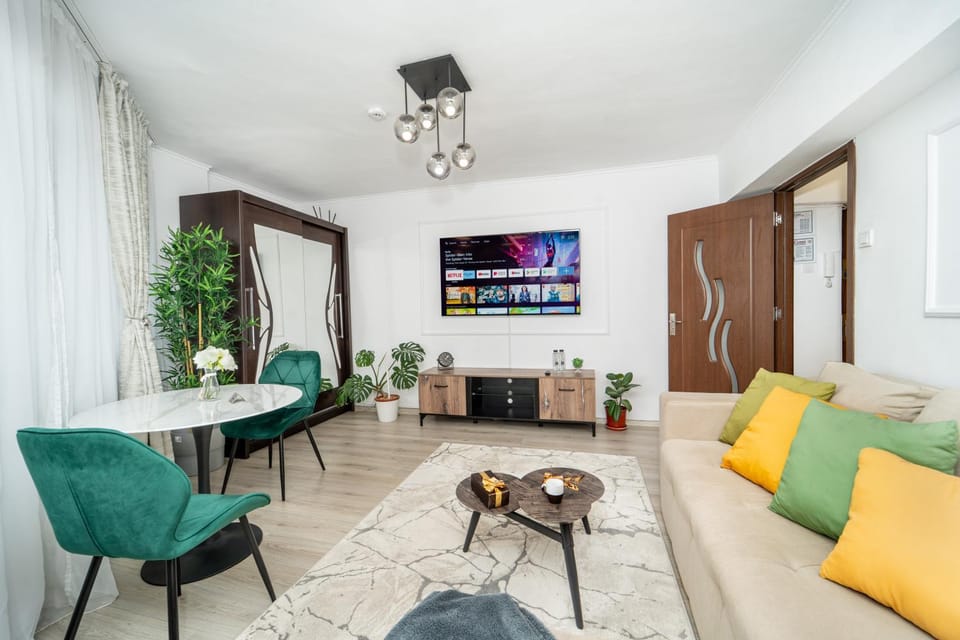 TV and multimedia, Living room, Seating area, Evening entertainment