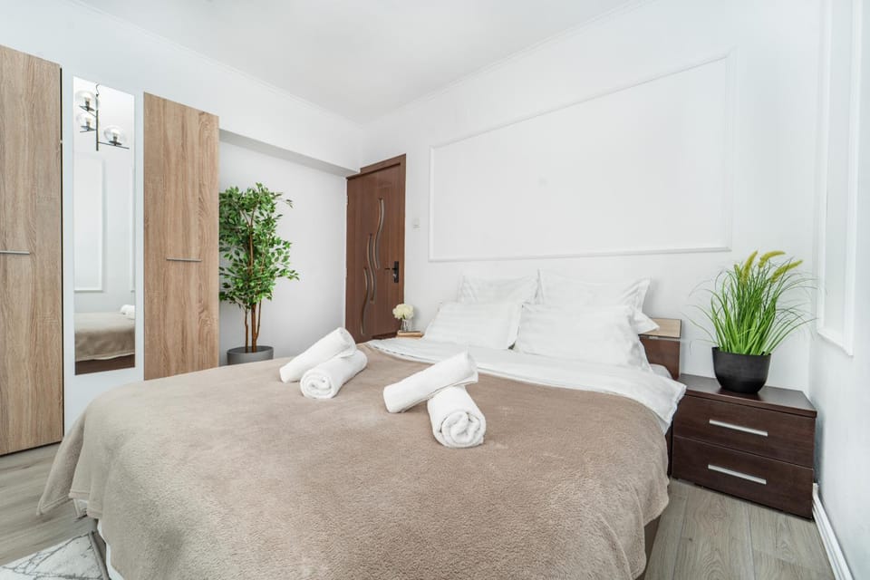 Photo of the whole room, towels, wardrobe