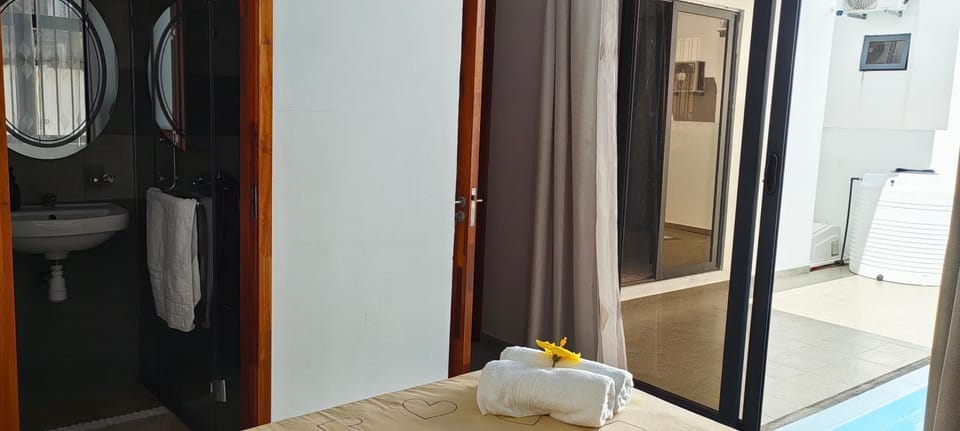 Shower, Toilet, Bathroom, Swimming pool, towels