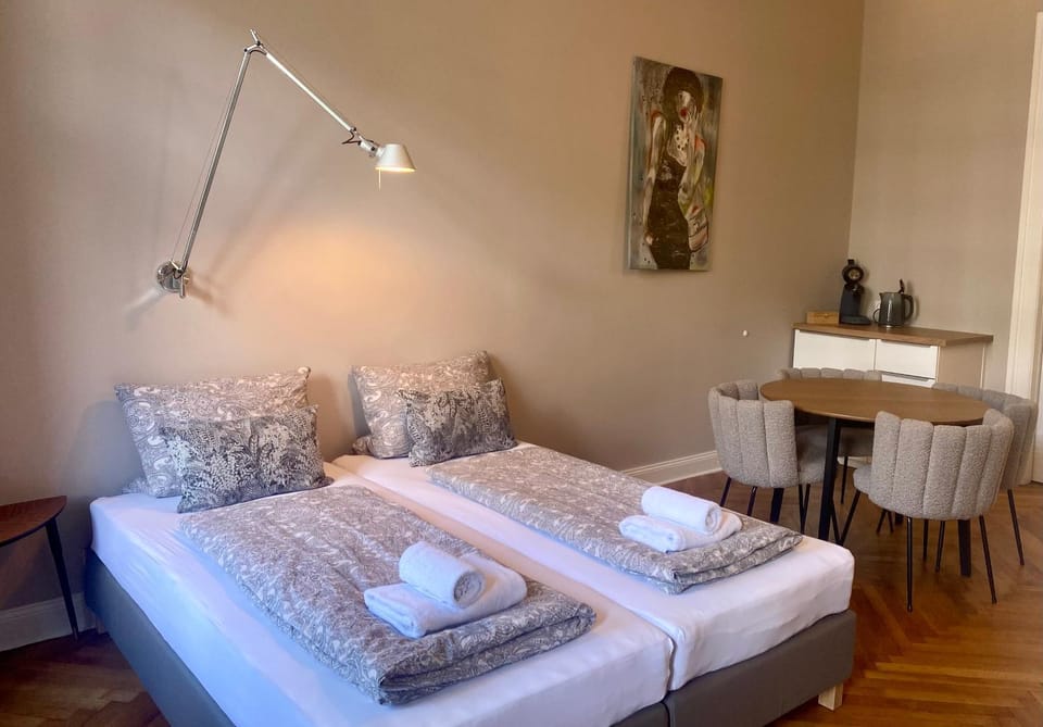 Bed, Photo of the whole room, Seating area, Bedroom, towels