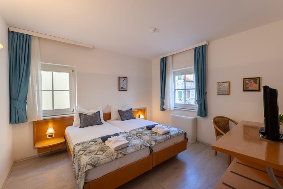 Bed, TV and multimedia, Seating area, Bedroom