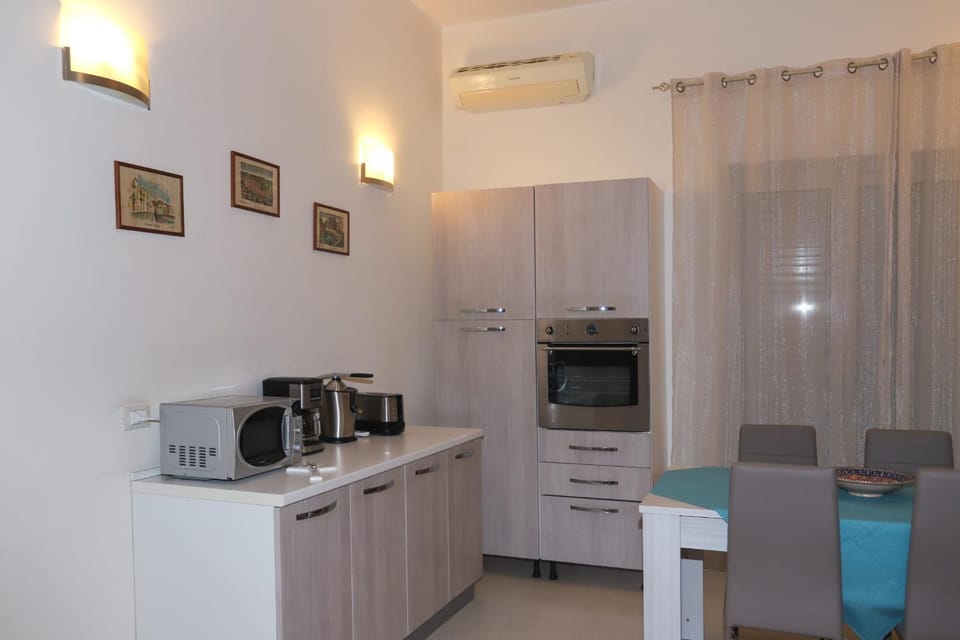 Coffee/tea facilities, Kitchen or kitchenette, toaster, air conditioner