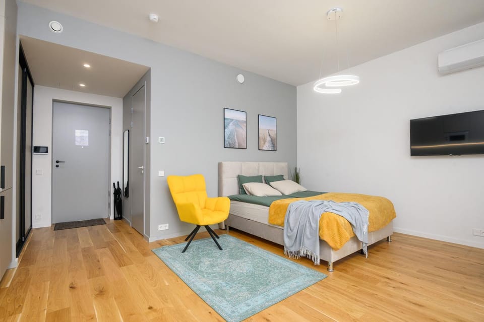 Bed, TV and multimedia, air conditioner