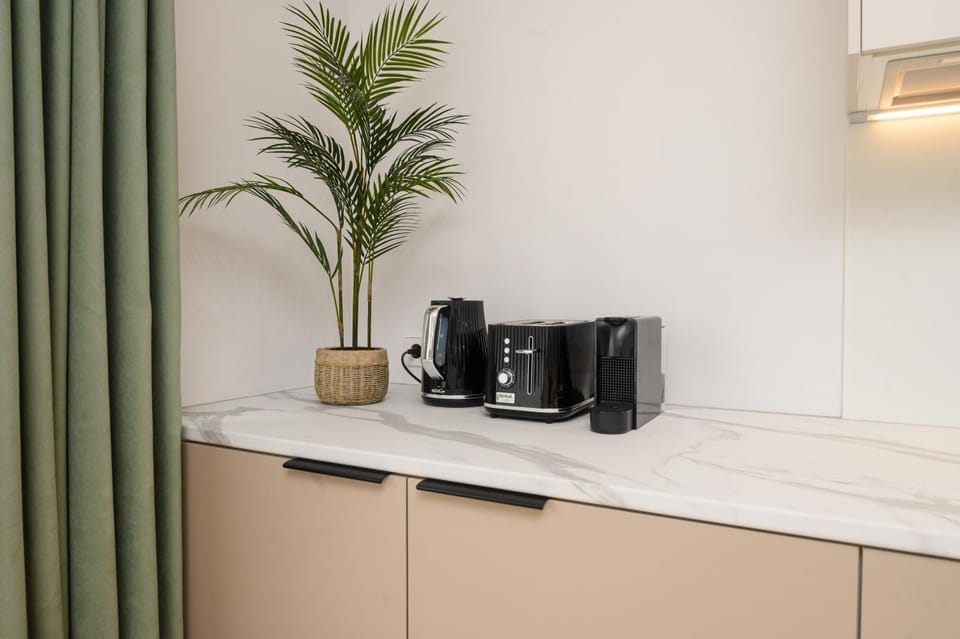 Coffee/tea facilities, toaster