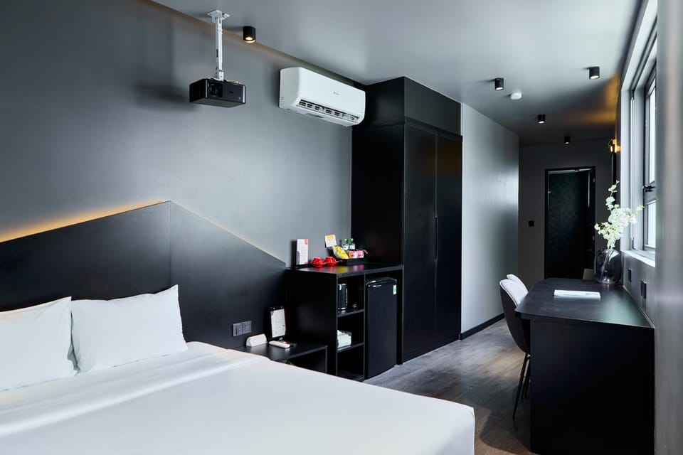 Bed, TV and multimedia, Photo of the whole room, Seating area, Bedroom, Area and facilities, minibar, wardrobe, air conditioner
