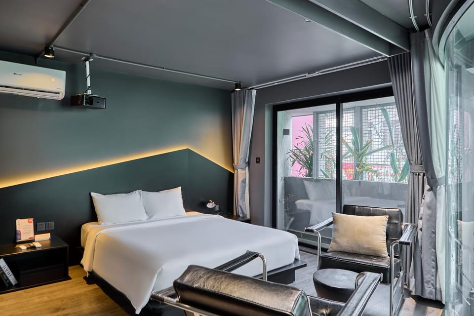 Bed, Balcony/Terrace, Photo of the whole room, Decorative detail, Seating area, Bedroom, air conditioner