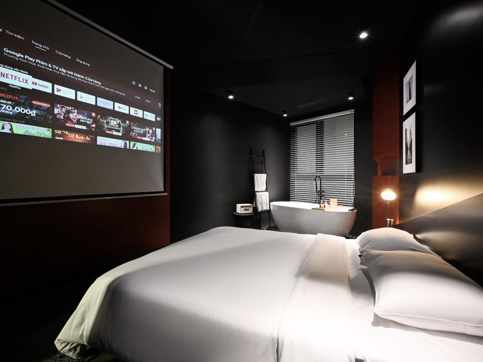 Bed, View (from property/room), Photo of the whole room, Seating area, Bedroom, Area and facilities, Entertainment, Location, Bath, furniture, trouser press