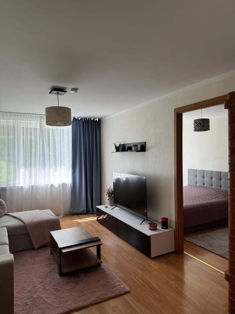 TV and multimedia, Living room, Seating area, Bedroom
