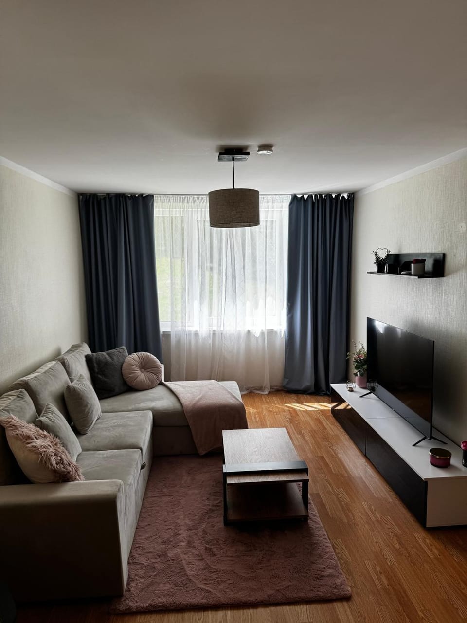 Communal lounge/ TV room, Bed, TV and multimedia, Living room, Seating area, Evening entertainment
