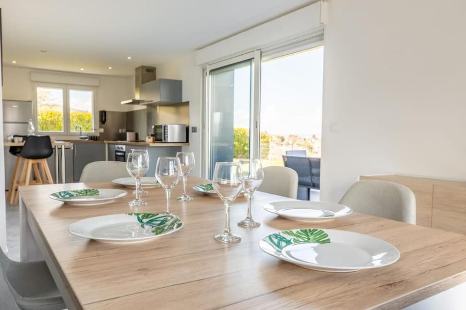 Kitchen or kitchenette, Dining area, stove