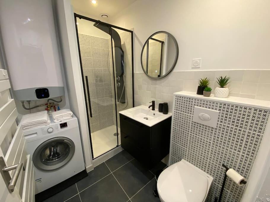 Shower, Toilet, Bathroom, towels, washing machine