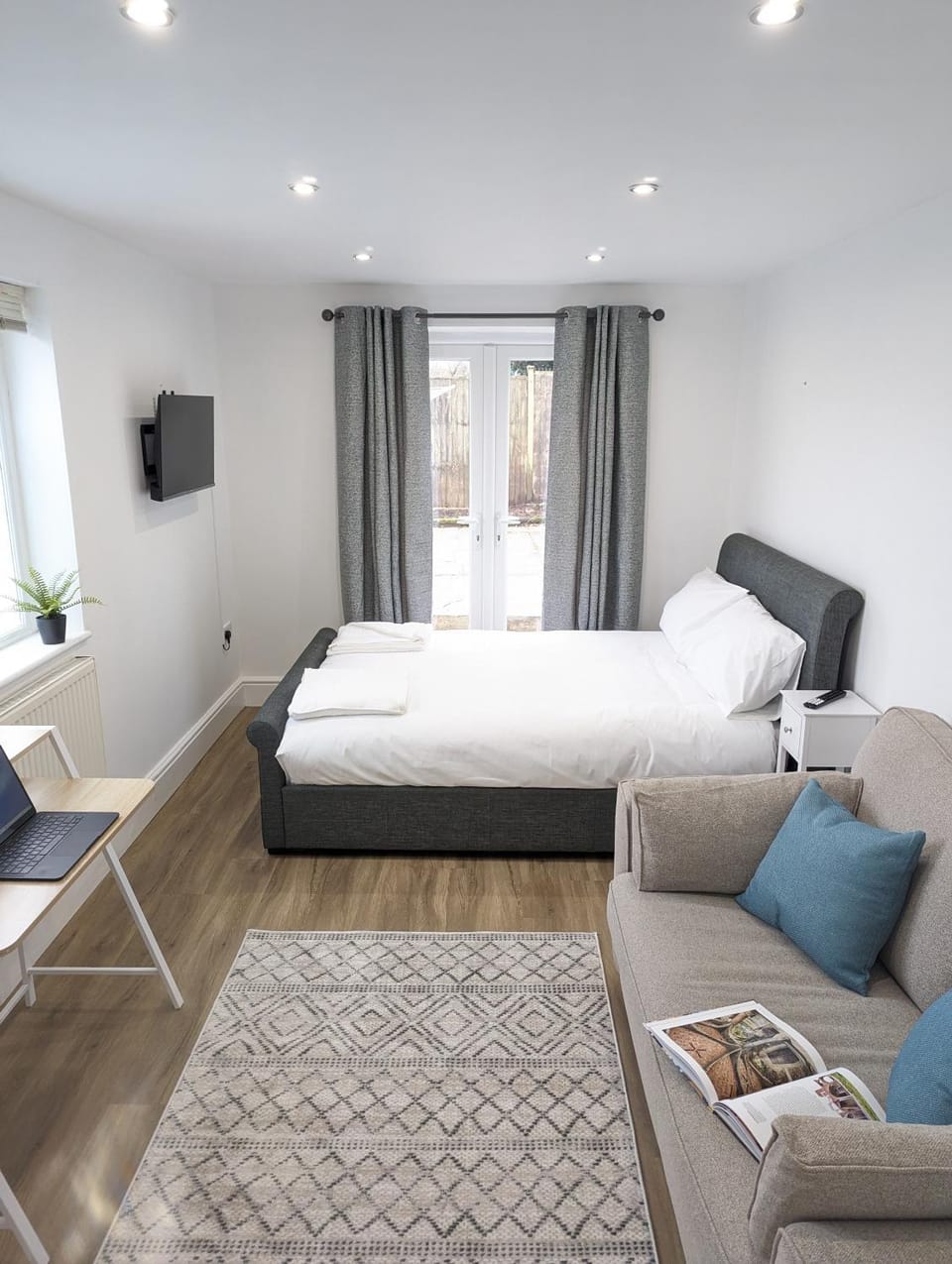 Bed, TV and multimedia, Living room, Bedroom