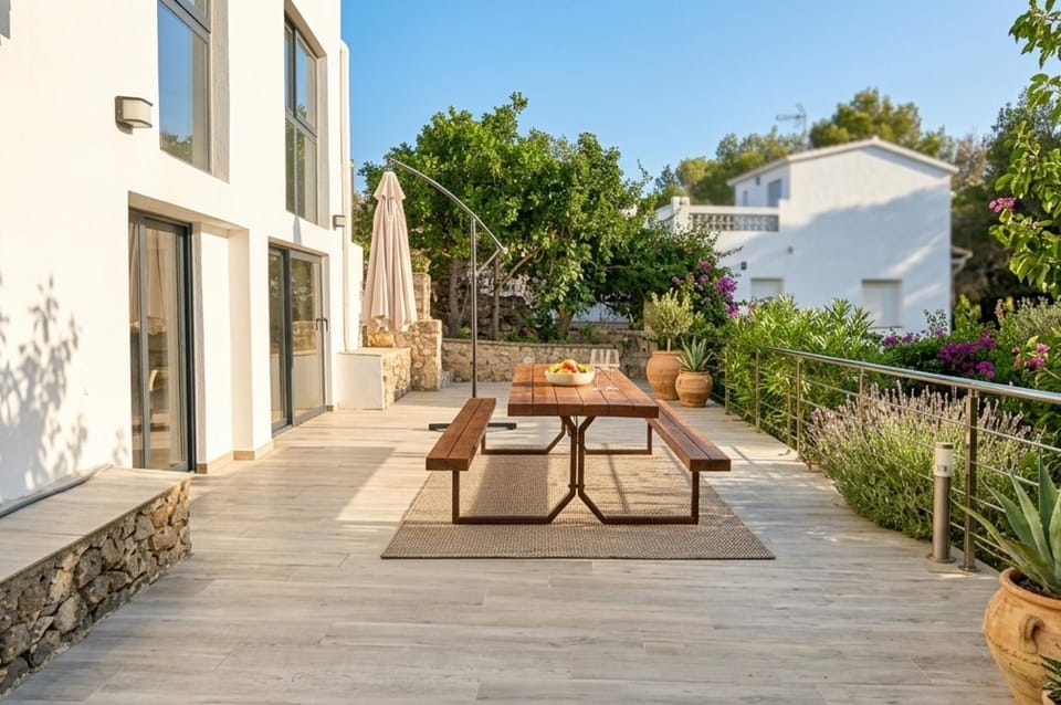 Property building, Spring, Day, Garden, View (from property/room), Balcony/Terrace, Dining area, Garden view